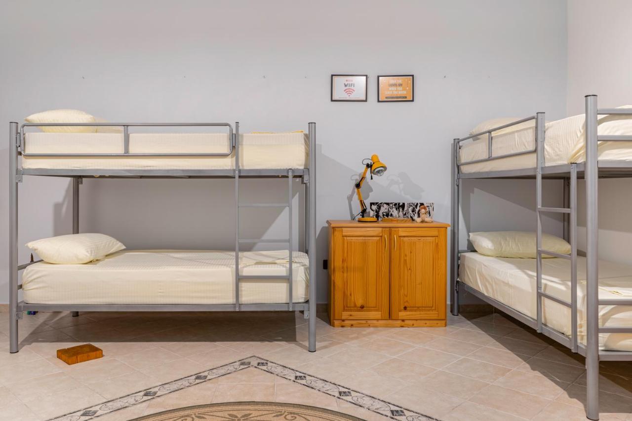 Hostel Nena Semi Тирана Екстер'єр фото