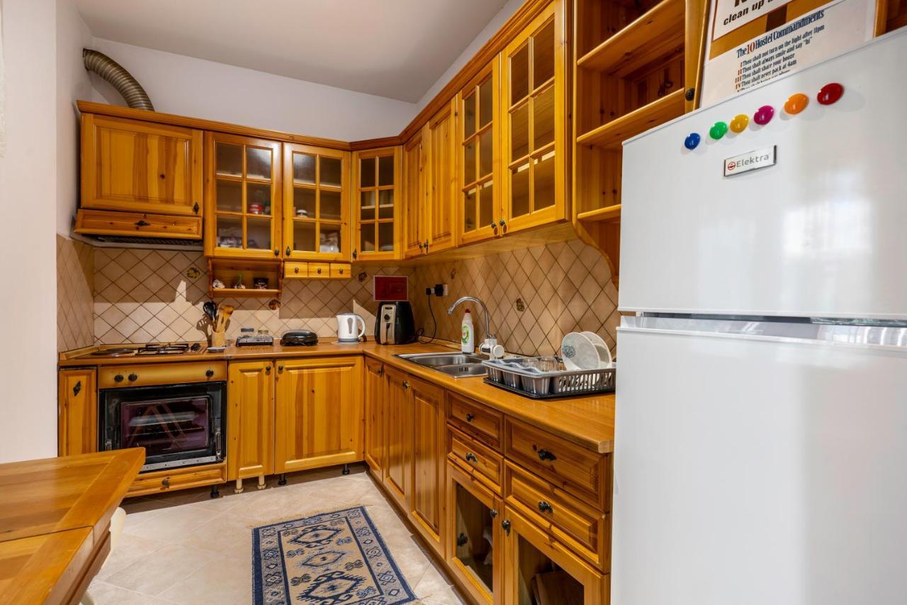 Hostel Nena Semi Тирана Екстер'єр фото